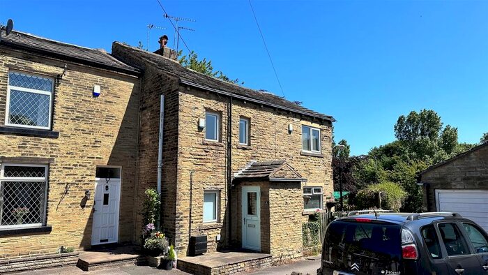 2 Bedroom Cottage To Rent In Rawson Square, Idle, Bradford, BD10
