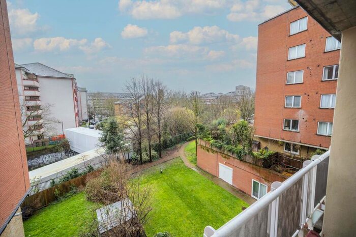 1 Bedroom Flat To Rent In North Bank, St John's Wood, London, NW8