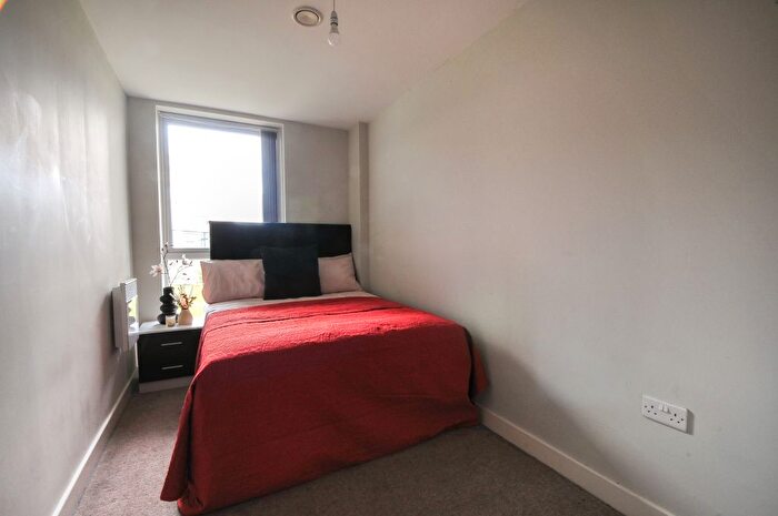 3 Bedroom Flat To Rent In Dyer Street, Salford, M5