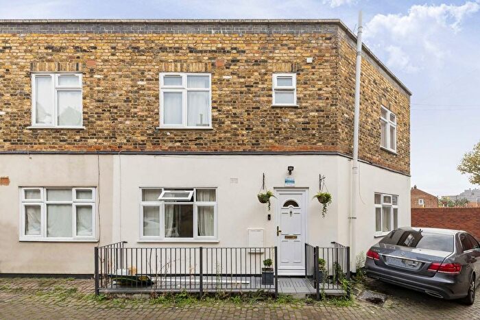 3 Bedroom Property To Rent In Gladstone Mews, London, N22