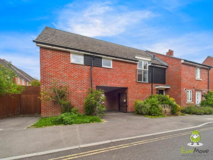 2 Bedroom Coach House For Sale In Sinclair Drive, Basingstoke, Hampshire, RG21
