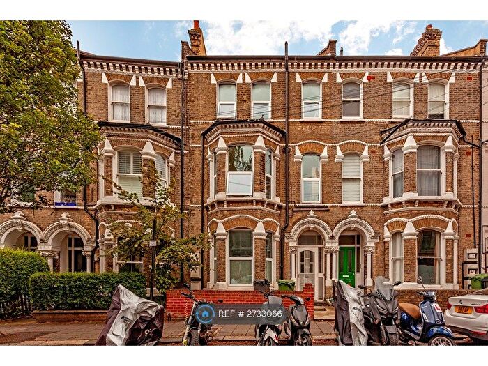 3 Bedroom Flat To Rent In St. Lukes Avenue, London, SW4