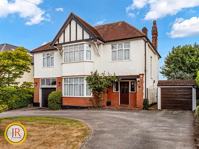 4 Bedroom Detached House For Sale In Hanyards Lane, Cuffley, EN6