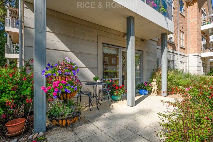 1 Bedroom Flat For Sale In Austin Place, Weybridge, KT13