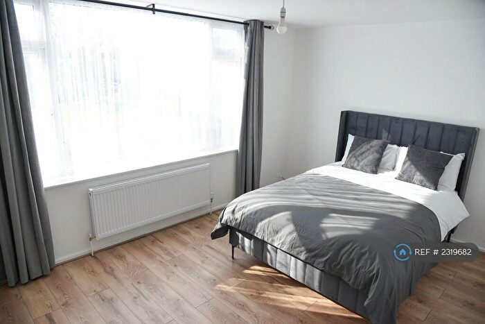 5 Bedroom Semi-Detached House To Rent In Hathway Walk, Bristol, BS5