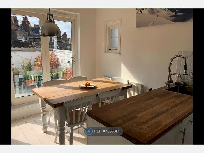 2 Bedroom Flat To Rent In London, London, SW8