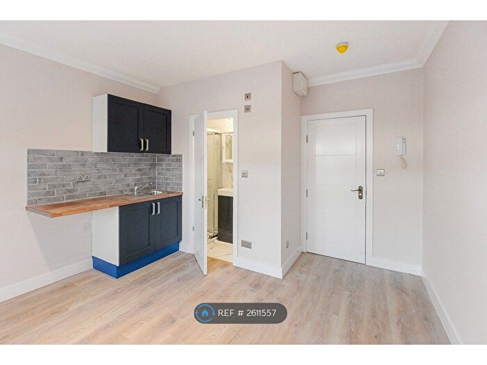 Studio To Rent In Hendon Way, London, NW2