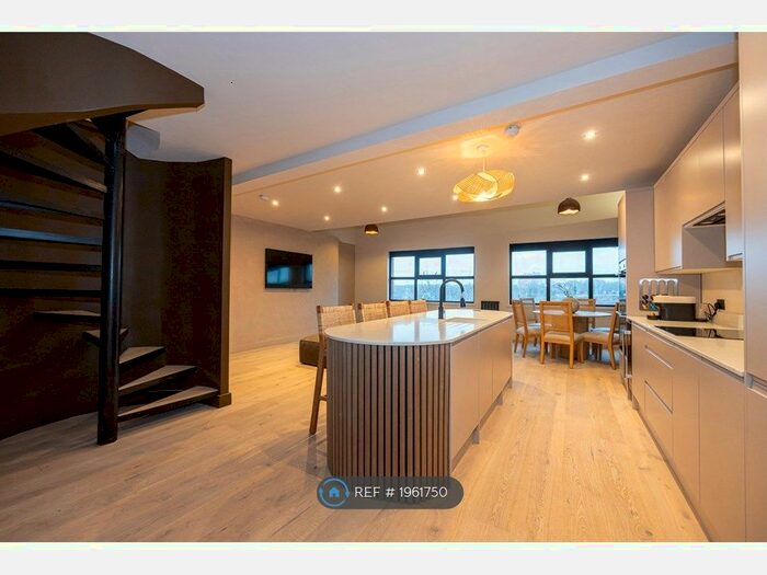 3 Bedroom Flat To Rent In Tobacco Factory Phase, Manchester, M4