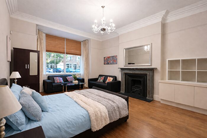 3 Bedroom Flat To Rent In Hornton Street, London, W8