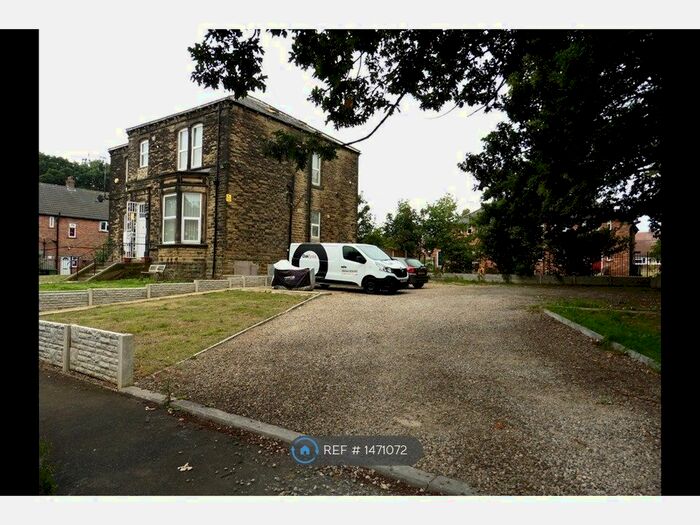 3 Bedroom Flat To Rent In Farfield House, Leeds, LS28