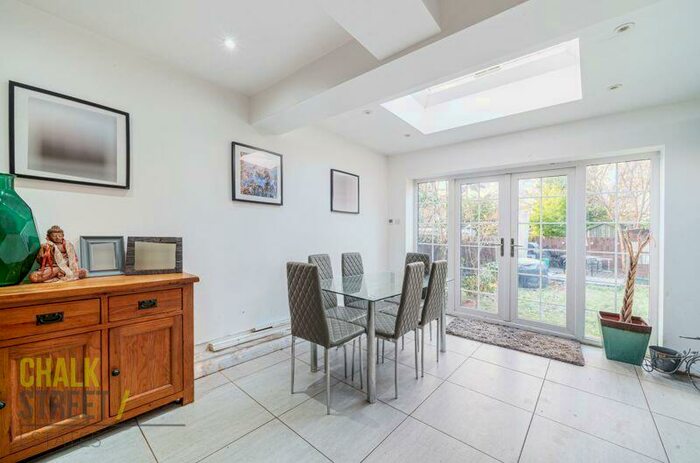 4 Bedroom Detached House For Sale In Osborne Road, Hornchurch, RM11