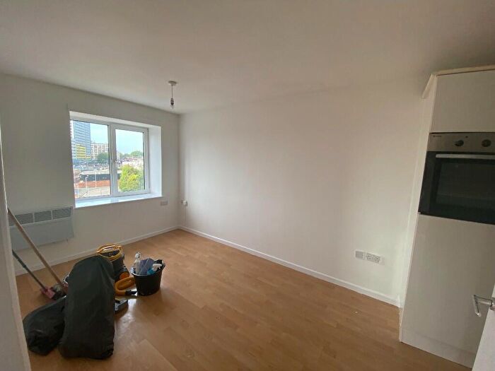 1 Bedroom Flat To Rent In Canal Walk, Portsmouth, Hampshire, PO1
