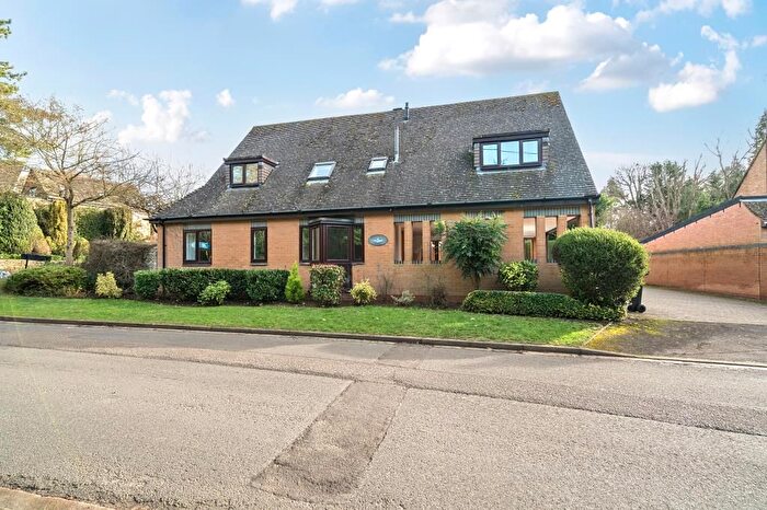 2 Bedroom Flat To Rent In Kingfisher Court, Green Lane, Woodstock, OX20