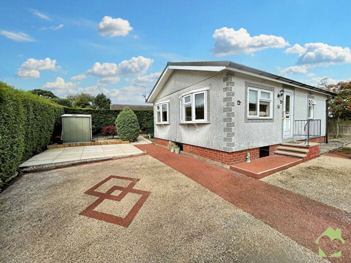 2 Bedroom Mobile/park Home For Sale In Havenlyn Residential Retirement Park, Lancaster New Road, Preston, PR3