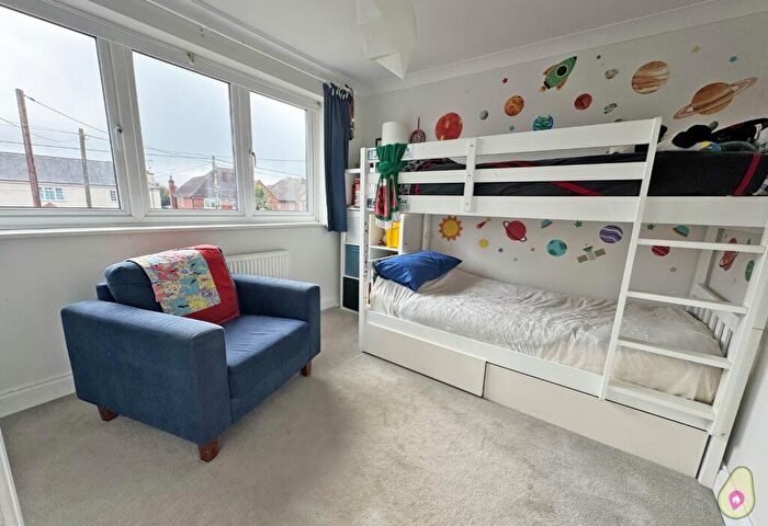 3 Bedroom Semi-Detached House For Sale In Wycombe Road, Holmer Green, HP15