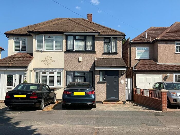 3 Bedroom Semi-Detached House For Sale In Arbour Way, Hornchurch, RM12