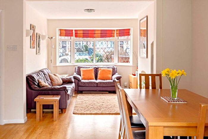 4 Bedroom Terraced House For Sale In Lincoln Avenue, South Side, Twickenham, TW2