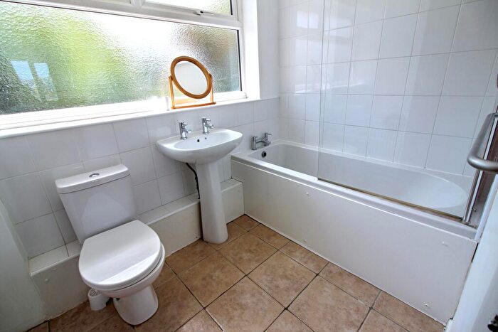 4 Bedroom Semi-Detached House To Rent In Sparrows Herne, Basildon, SS16