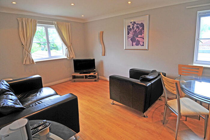 2 Bedroom Flat To Rent In Tinsley Lane, Three Bridges, RH10