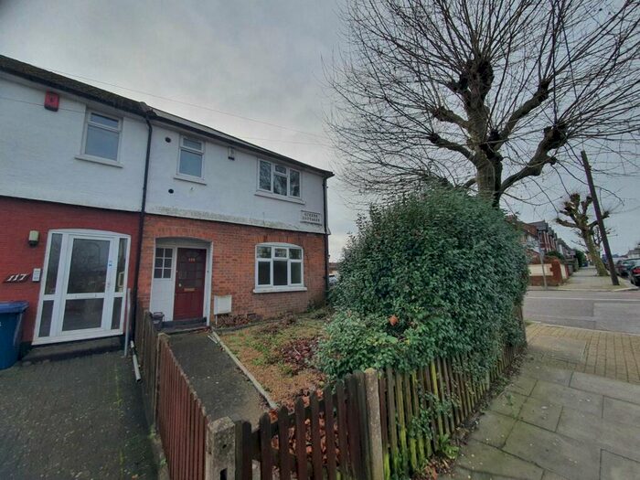 4 Bedroom House To Rent In Squires Lane, Finchley, N3