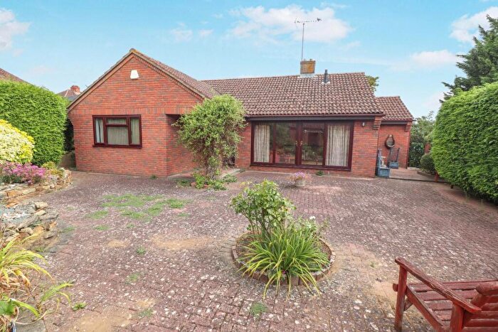 3 Bedroom Detached Bungalow For Sale In Sandringham Close, Rushden, NN10