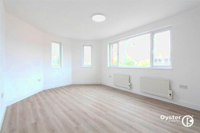 3 Bedroom Flat To Rent In Kenton Road, Harrow, HA3