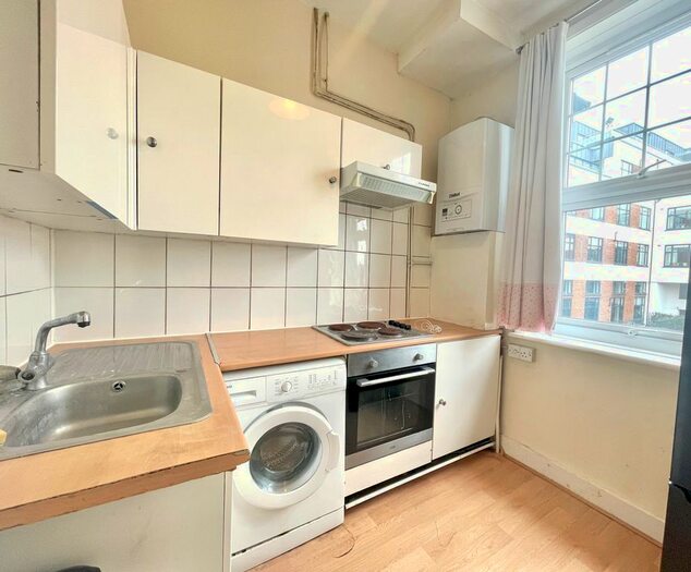 3 Bedroom Flat To Rent In Dollis Park, Finchley Central, London, N3