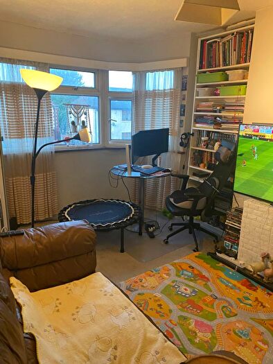 2 Bedroom Flat To Rent In Tomswood Hill, Ilford, IG6