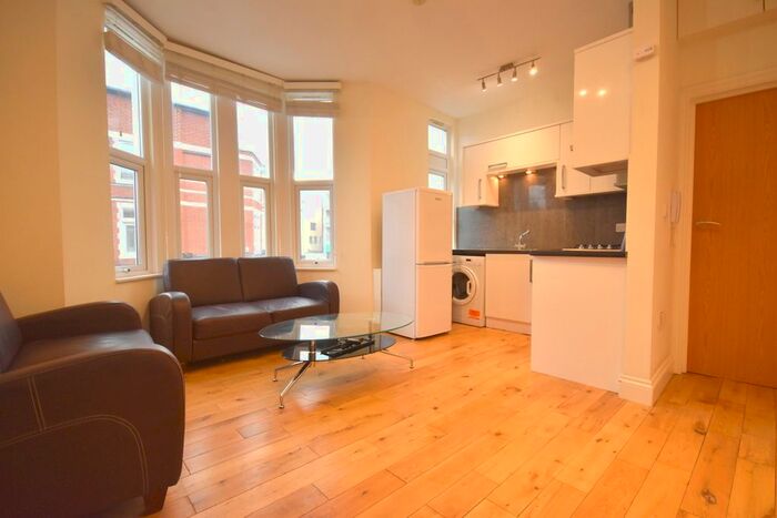 3 Bedroom Flat To Rent In Balham Hill, Clapham South, SW12