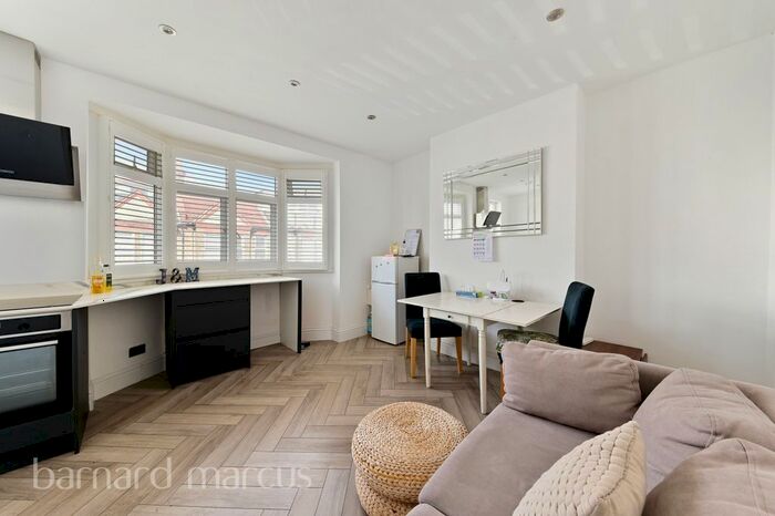 2 Bedroom Flat To Rent In Boundary Road, Colliers Wood, London, SW19