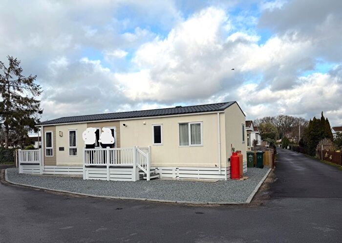 Park Home For Sale In Coxes Avenue, Upper Halliford Road, Shepperton, TW17