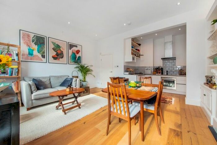 3 Bedroom Flat To Rent In Edith Grove, London, SW10