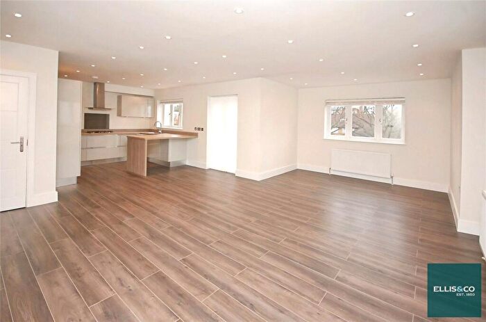 2 Bedroom Apartment To Rent In Friern Park, North Finchley, N12