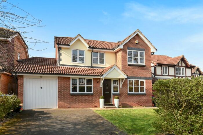 4 Bedroom Detached House To Rent In Roydon Court, Walton-On-Thames, KT12