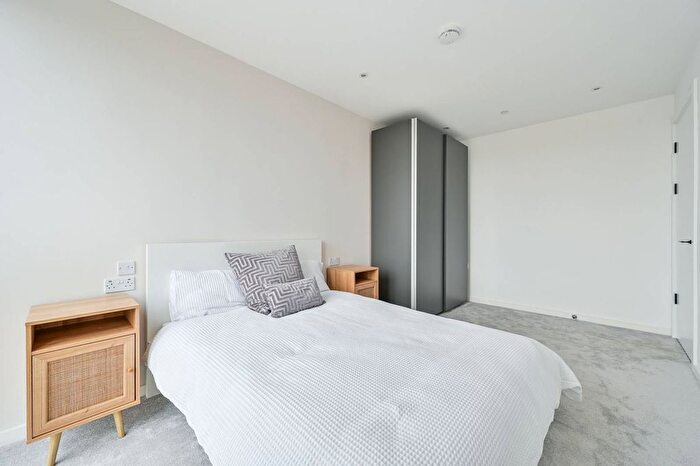 2 Bedroom Flat To Rent In Arklow Road, New Cross, London, SE14