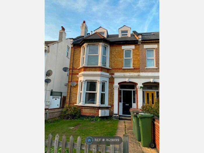 3 Bedroom Flat To Rent In Cedar Road, Sutton, SM2