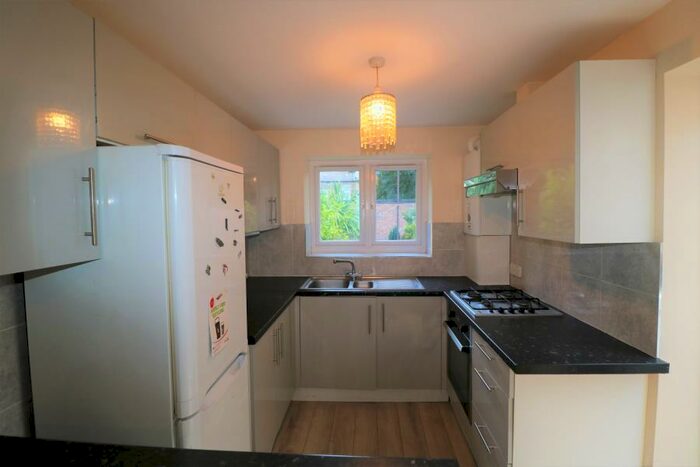 2 Bedroom Flat To Rent In Lopen Road, N18