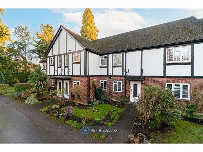 3 Bedroom Flat To Rent In Tudor House, Weybridge, KT13