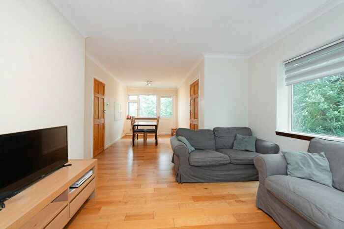 2 Bedroom Flat To Rent In Woodside Avenue, London, N12