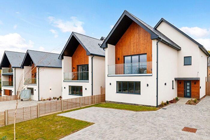 4 Bedroom Detached House For Sale In The Furlongs, Tadworth, KT20