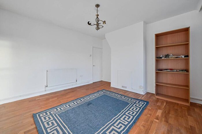 2 Bedroom Flat To Rent In Amhurst Road, Clapton, London, E8