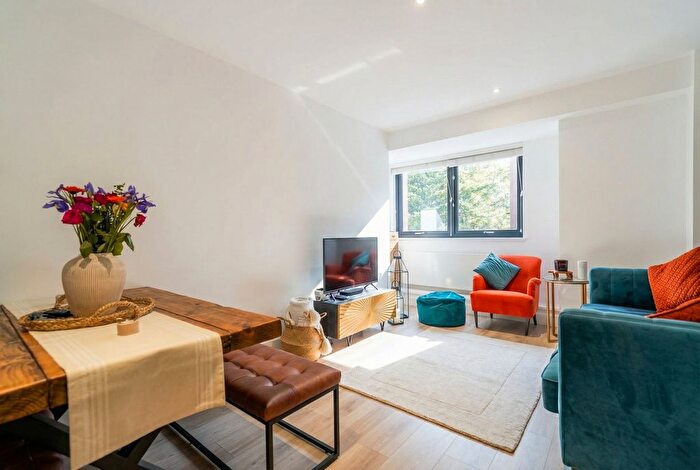 1 Bedroom Flat For Sale In Apartment Broadoaks, Streetsbrook Road, Solihull, B91