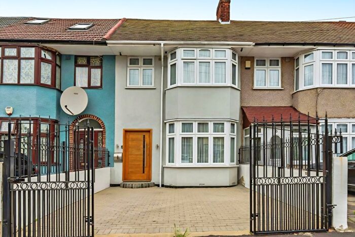 3 Bedroom Terraced House For Sale In Towers Road, Southall, UB1