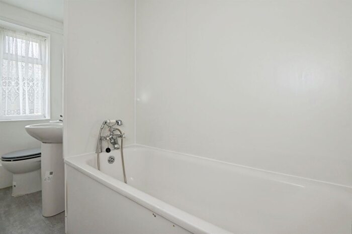 2 Bedroom Flat For Sale In Pennine Road, Southampton, SO16