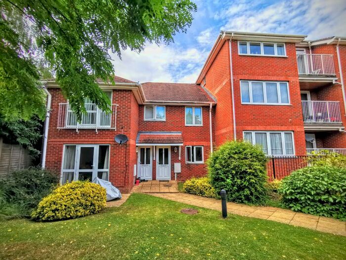 3 Bedroom Flat To Rent In Gordon Road, Haywards Heath, RH16