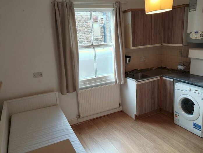 Studio To Rent In Bedford Hill, Balham, SW12