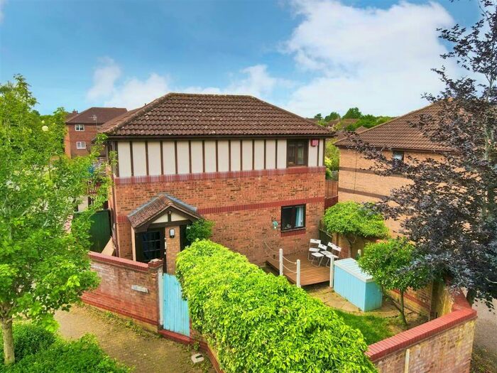 3 Bedroom Semi-Detached House To Rent In Stafford Grove, Shenley Church End, Milton Keynes, MK5