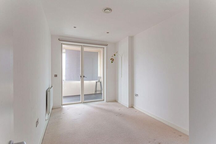2 Bedroom Flat For Sale In Lock Side Way, London, E16