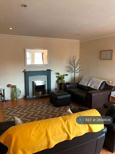 2 Bedroom Flat To Rent In King Street, Dukinfield, SK16