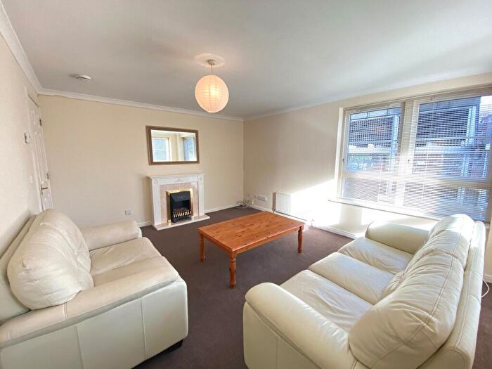 3 Bedroom Flat To Rent In Dicksonfield, Leith, Edinburgh, EH7